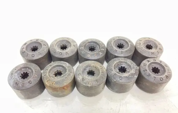 Volkswagen PASSAT B7 Wheel nut cap/cover 