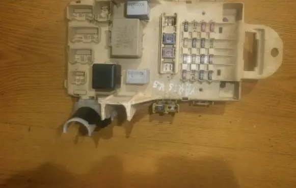 Toyota Yaris Fuse box set 827300d020