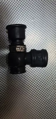 Volkswagen PASSAT B5.5 Engine coolant pipe/hose 058103247