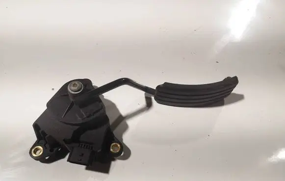 Accelerator throttle pedal