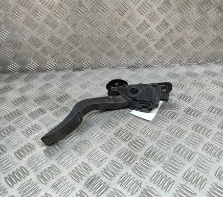 Accelerator throttle pedal