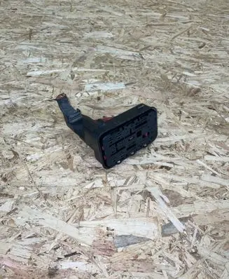 Volkswagen PASSAT B6 Fuse module 1K0937700B 15345282