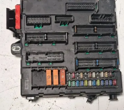 Opel Vectra C Fuse module 13112913 21CK24 083520