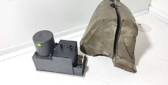 Audi A6 S6 C4 4A Central locking vacuum pump 8L0862257
