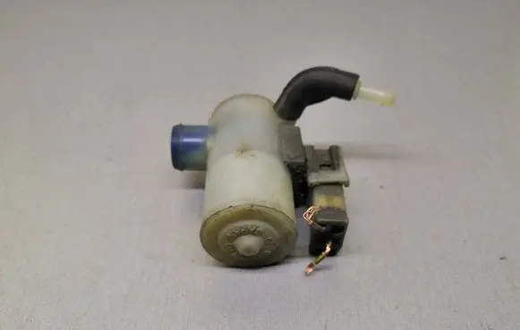 Subaru Forester SF Windscreen/windshield washer pump