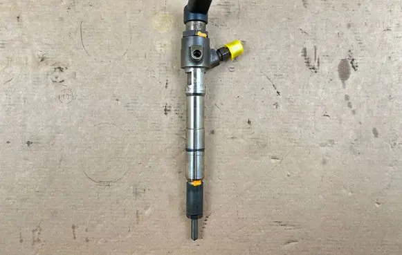 Volkswagen Caddy Fuel injector 03L130277B