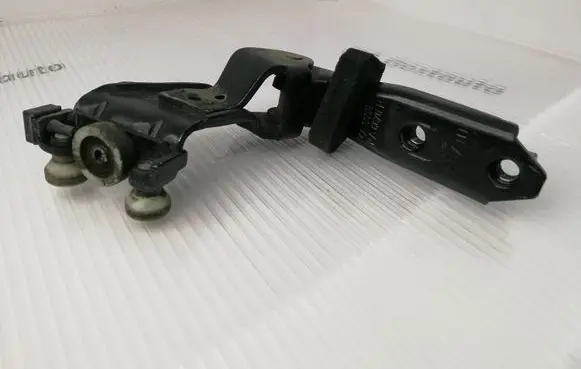 Volkswagen Caddy Sliding door middle roller runner 2K0843336A