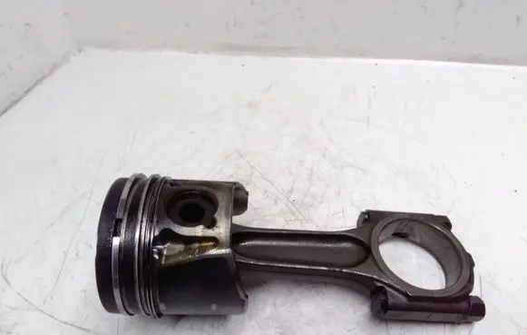 Ford Galaxy Piston with connecting rod 085190