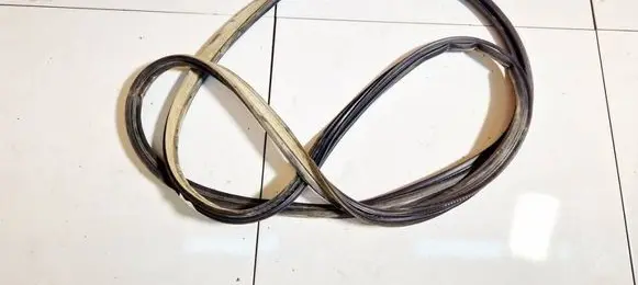Trunk rubber seal (body)