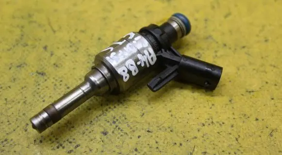 Audi A4 S4 B8 8K Fuel injector