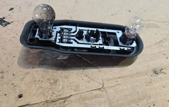 BMW 5 E39 Tail light bulb cover holder 8371324