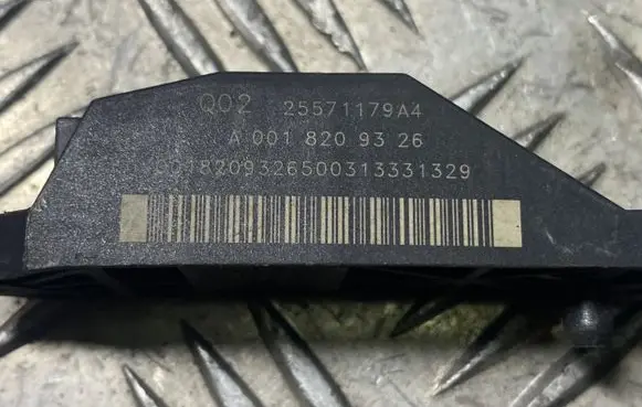 Mercedes-Benz E W211 Airbag deployment crash/impact sensor A0018209326 25571179A4 8209326500