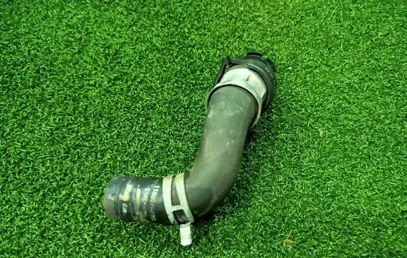 Engine coolant pipe/hose