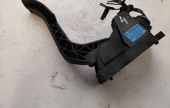Mercedes-Benz Vito Viano W639 Accelerator throttle pedal A9013000504 0281002337 292402019