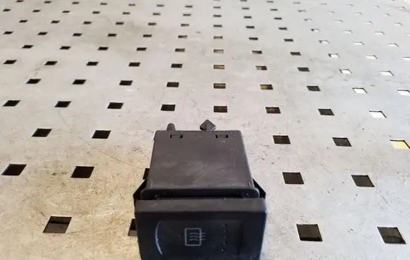 Volkswagen PASSAT B5 Windscreen/window heater switch 3B0959621C