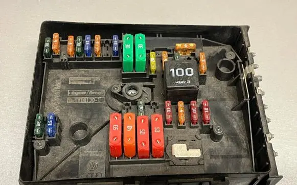 Volkswagen Golf V Fuse module 1K0937125A