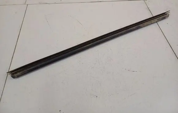 Skoda Roomster (5J) Front door glass trim molding 5J7837479