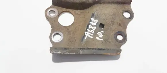 Toyota Avensis T270 Engine mounting bracket