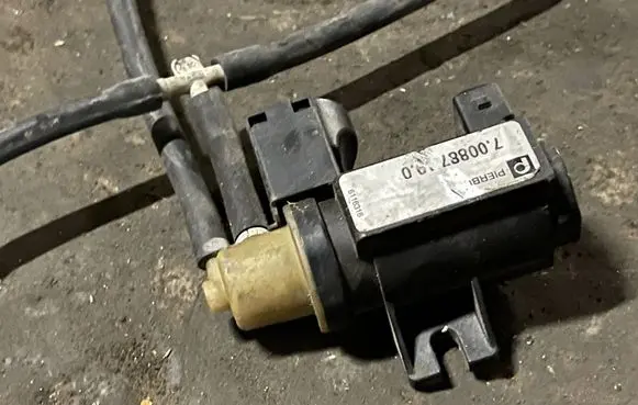 BMW 3 E92 E93 Electromagnetic valve 700887190