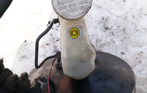 Brake fluid reservoir