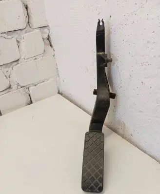 Accelerator throttle pedal