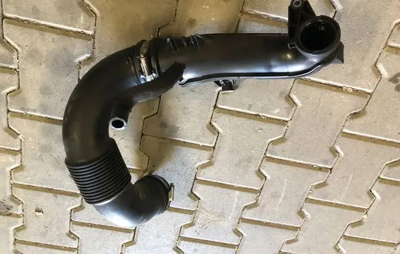 Opel Vivaro Turbo air intake inlet pipe/hose 93452234