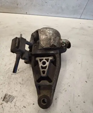 Peugeot 407 Engine mount bracket