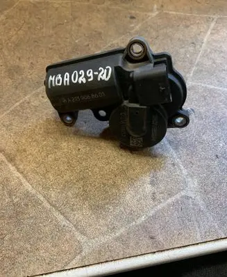 Mercedes-Benz E W238 Intake manifold valve actuator/motor A2139068601