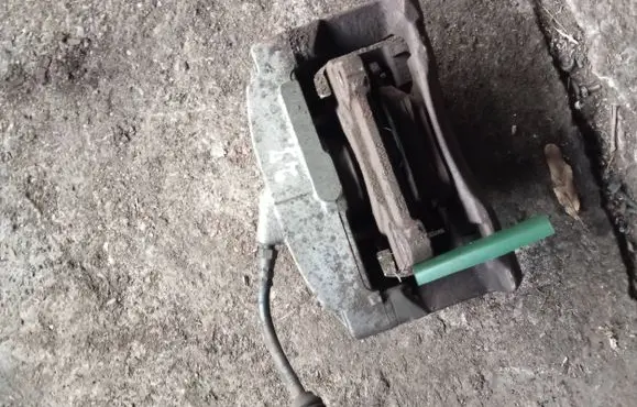 Volvo V70 Front brake caliper 945