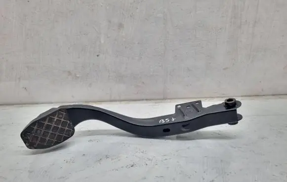 Volkswagen PASSAT B5.5 Brake pedal 8D1721140B