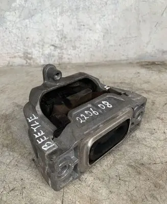 Volkswagen Beetle A5 Engine mount bracket