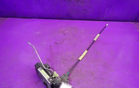 Opel Astra H Front door lock 