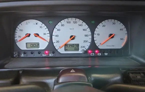 Speedometer (instrument cluster)