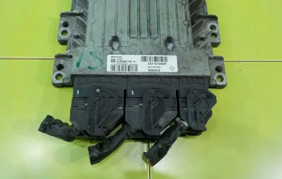 Nissan Juke I F15 Engine control unit/module 237101082R