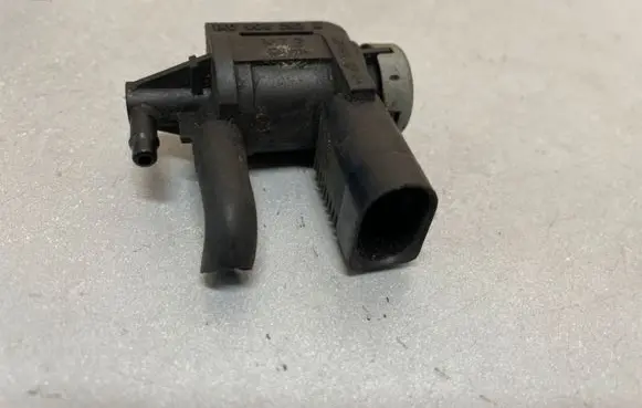 Volkswagen Touran II Turbo solenoid valve 1K0906283A