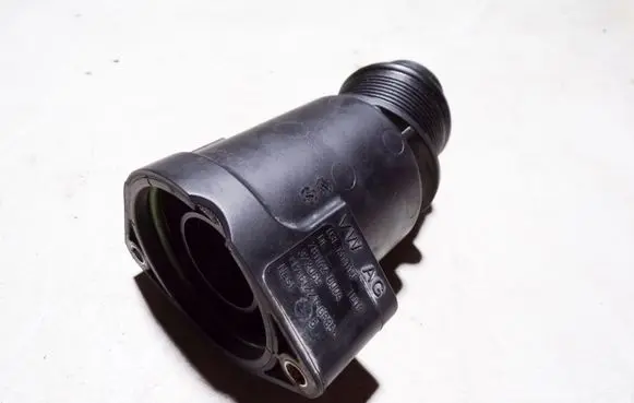 Volkswagen Touran II Engine coolant pipe/hose 03L131111J