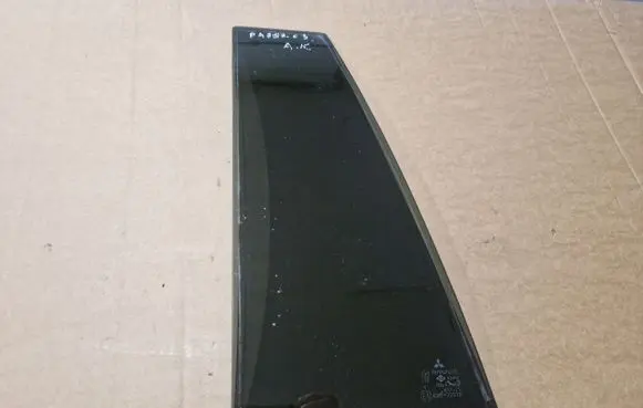 Mitsubishi Pajero Sport I Rear vent window glass 