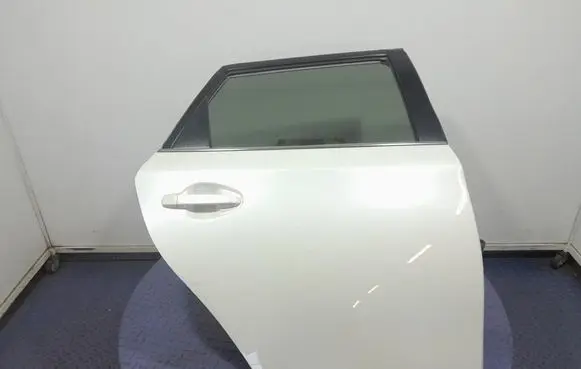 Toyota Auris E180 Rear door