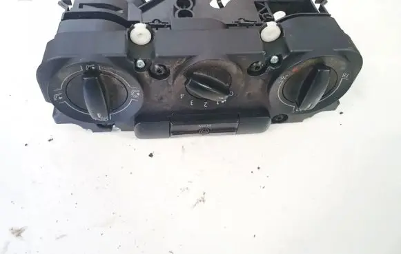 Volkswagen Touran I Climate control unit
