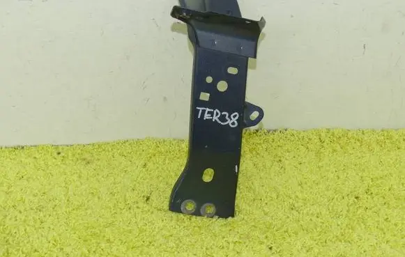 Mazda 3 III Fender mounting bracket