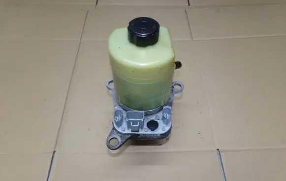 Ford Focus C-MAX Power steering pump 4M513K514BD