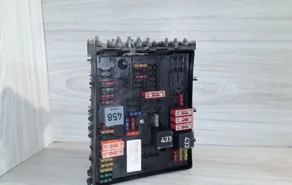 Volkswagen Golf V Fuse module 1K0937124H