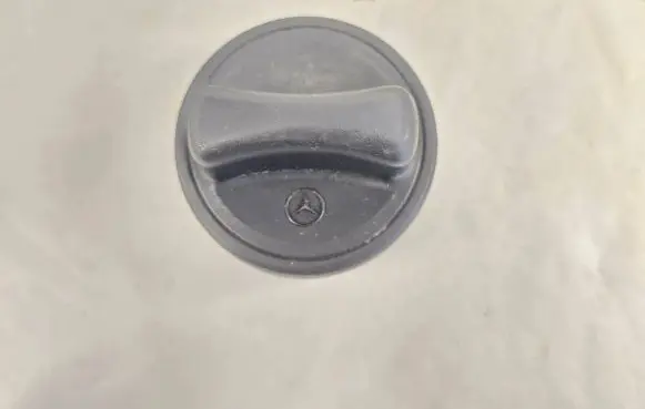 Mercedes-Benz E W124 Oil filler cap 1404700005