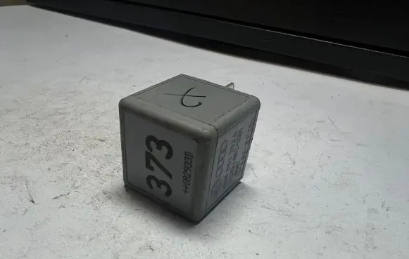 Volkswagen Golf V Other relay 8D0951253A V23134B52X301