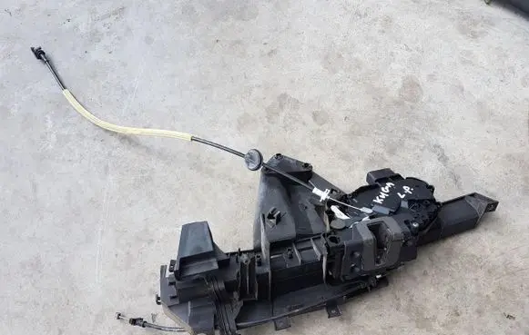 Ford Kuga I Front door lock