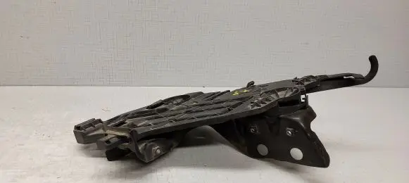 Skoda Octavia Mk2 (1Z) Headlight/headlamp mounting bracket LI17035201