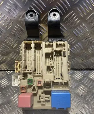Toyota Avensis T270 Fuse module 8273005D20 391415A06