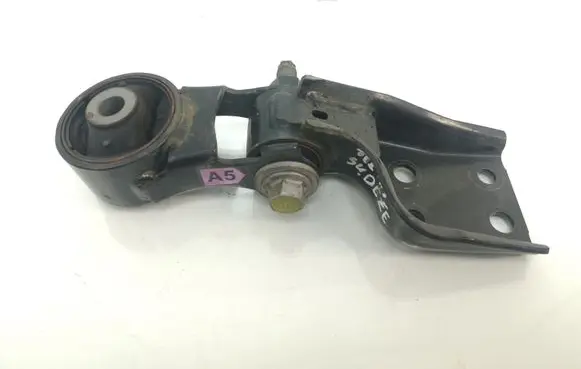 Toyota Yaris Engine mount bracket