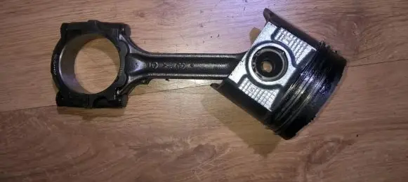 Nissan Almera N16 Piston with connecting rod