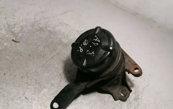 Toyota Avensis T250 Engine mount bracket